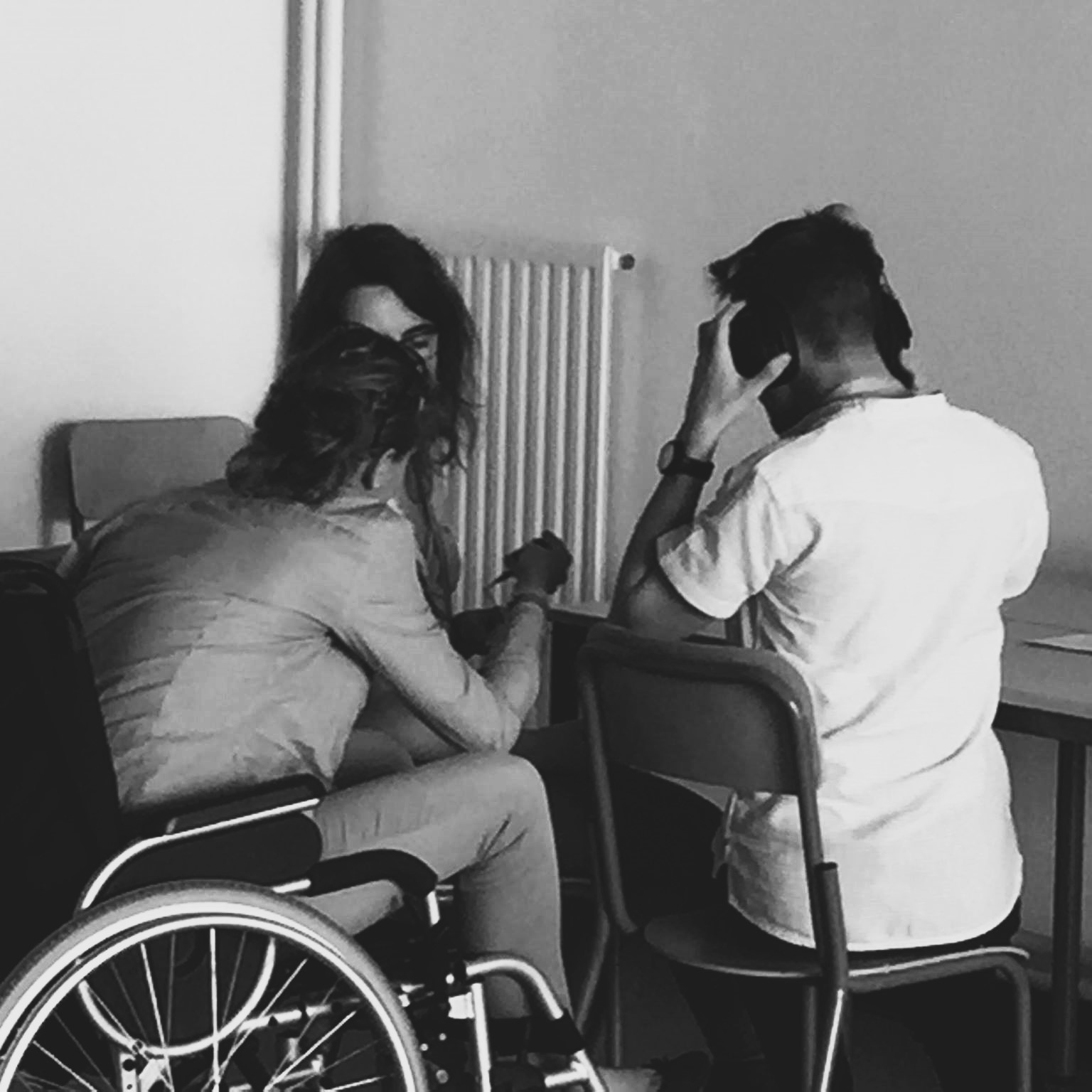 Image de personnes qui discutent dont l'une est en fauteuil roulant