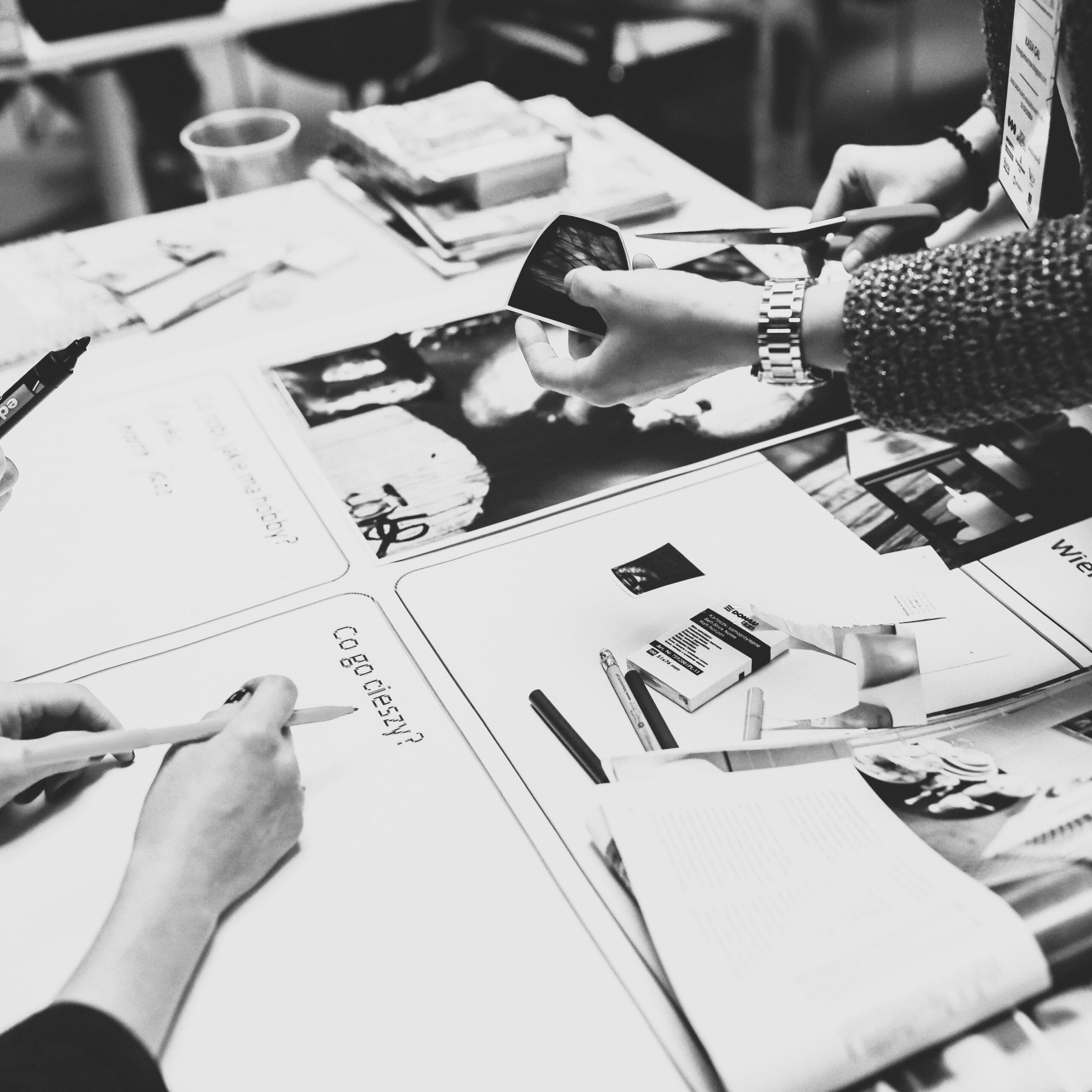 Image de personnes qui collabore en créant des supports de manière collective