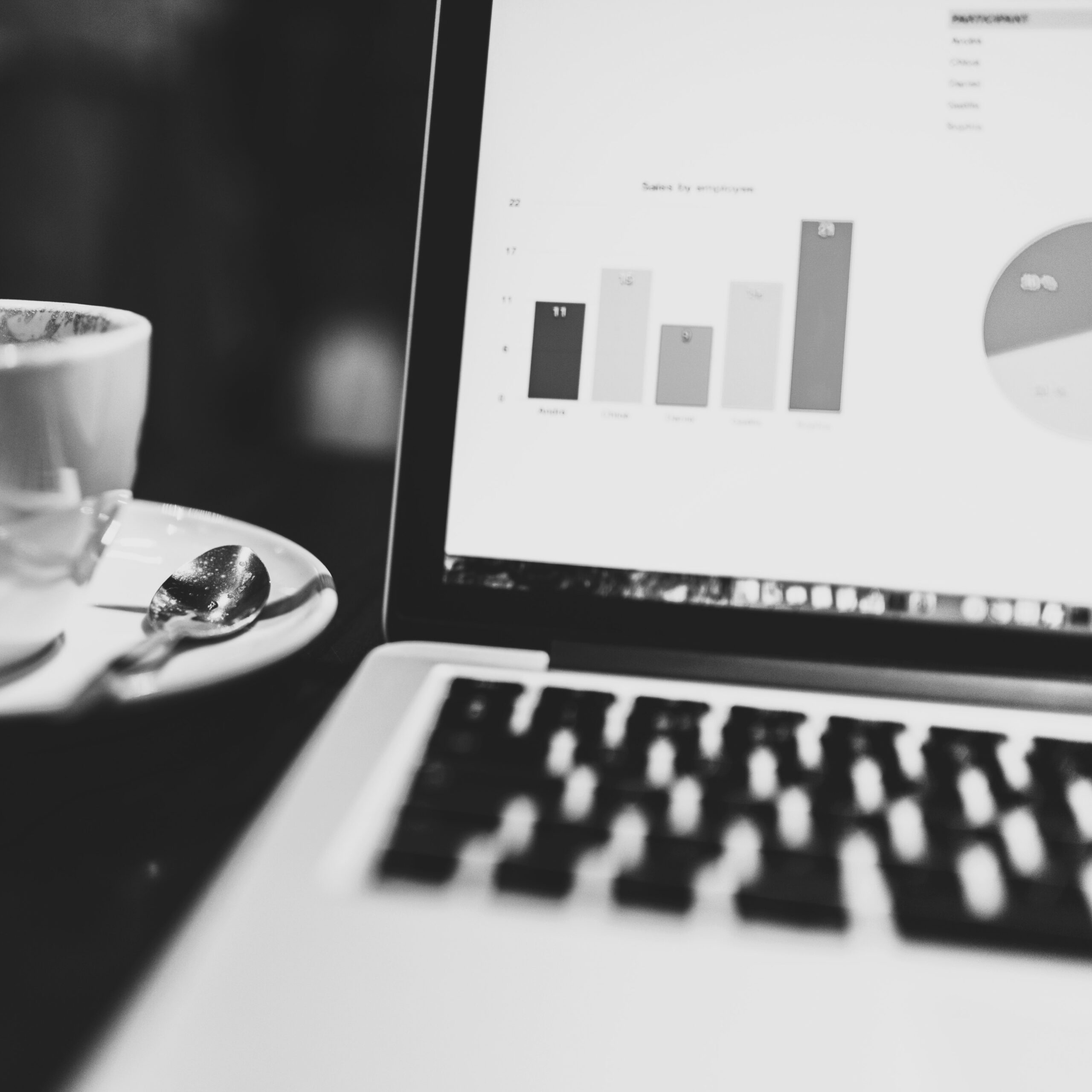 Image d'un ordinateur et des diagrammes et statistiques